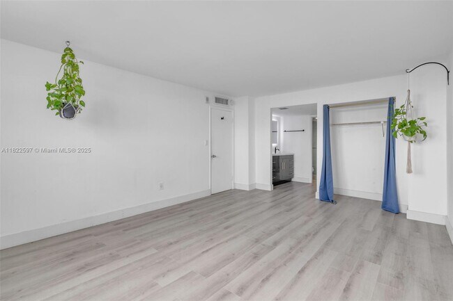 Building Photo - 6900 Bay Dr