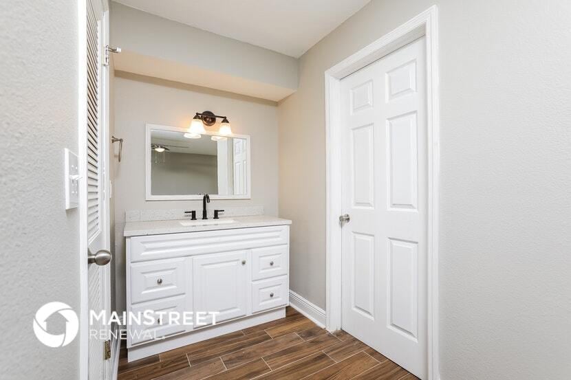 Building Photo - 1580 Banks St