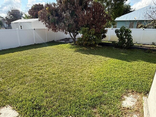 Building Photo - 1481 SW Jacksonville Ave