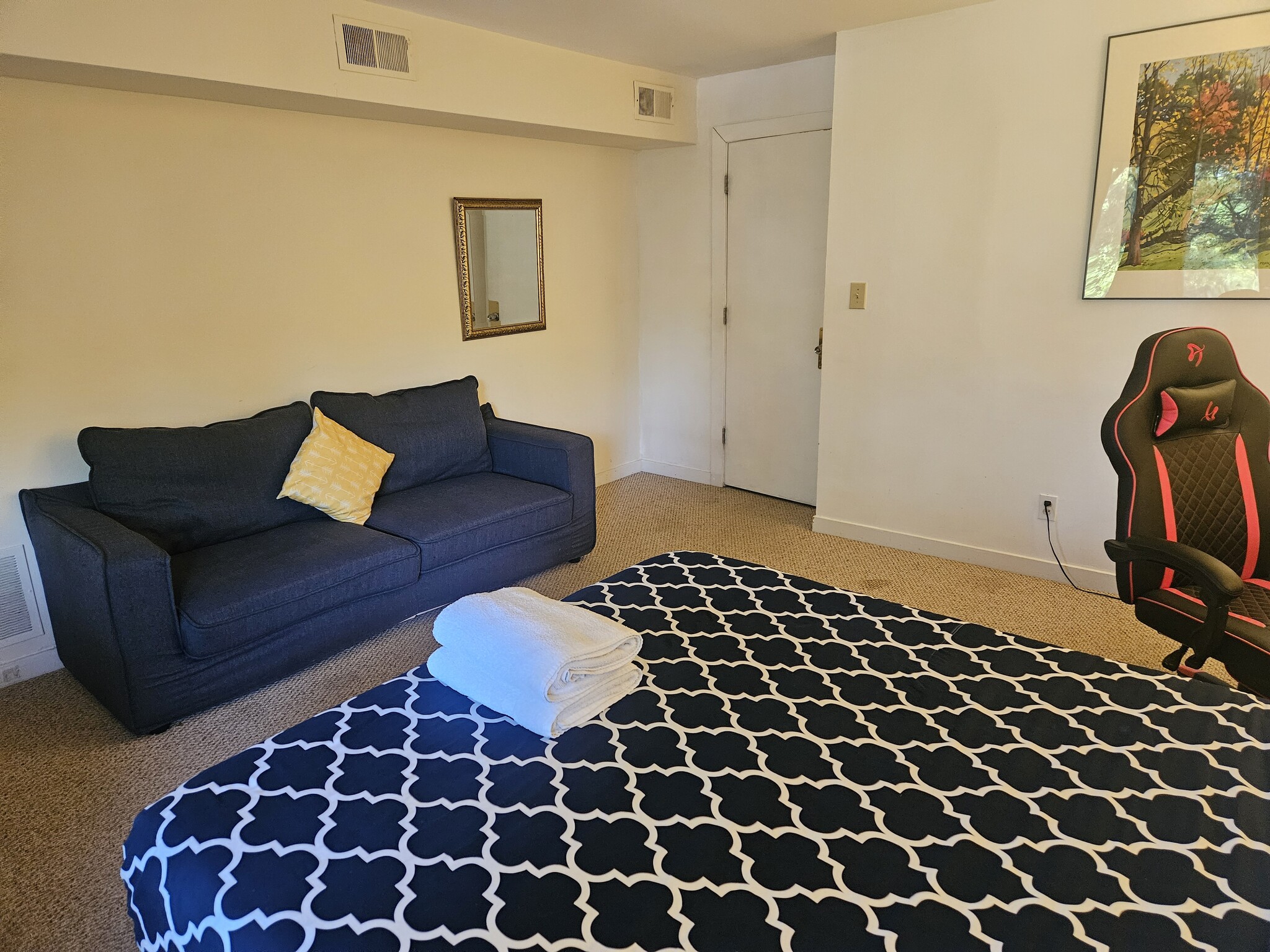 sofa - 4654 Charleston Ter NW