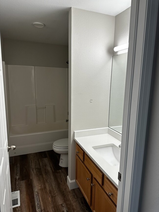 Building Photo - 928 Village Cir