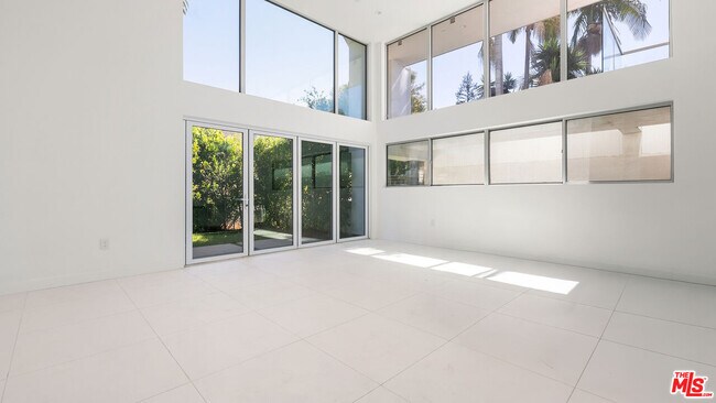 Building Photo - 621 Kings Rd