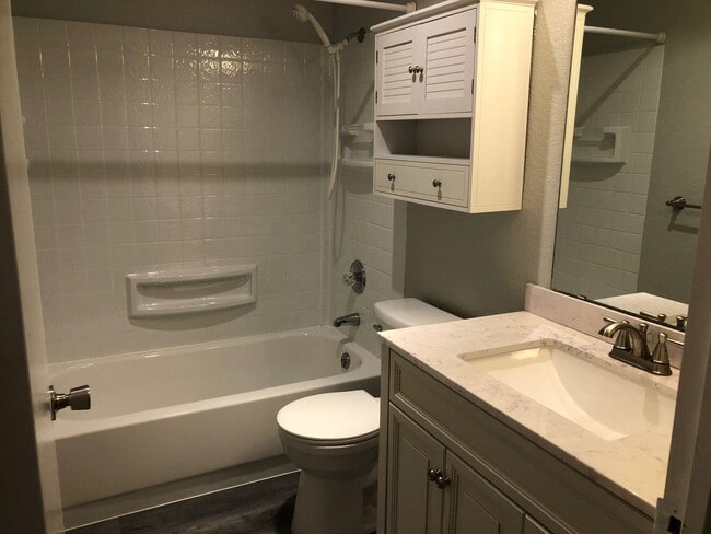 Building Photo - CUTE House with fenced yard & AIR-CONDITIONING in Lynnwood/N Bothell area