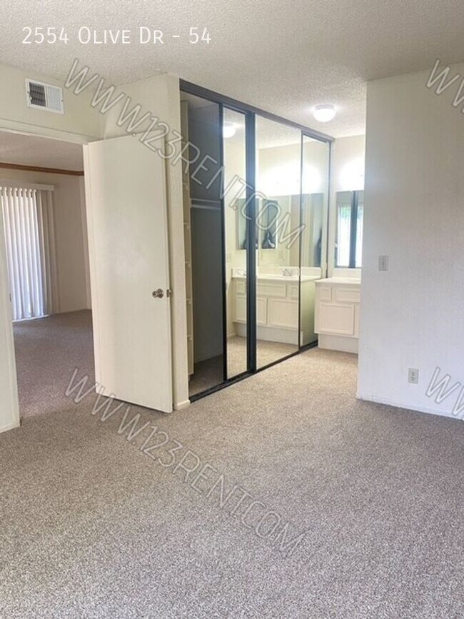 Building Photo - 2554 Olive Dr