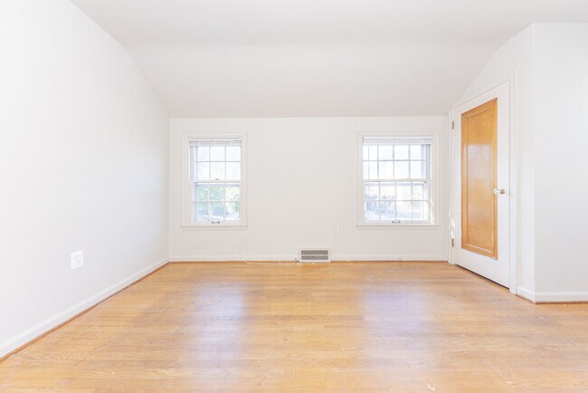 Building Photo - 909 E Ann St