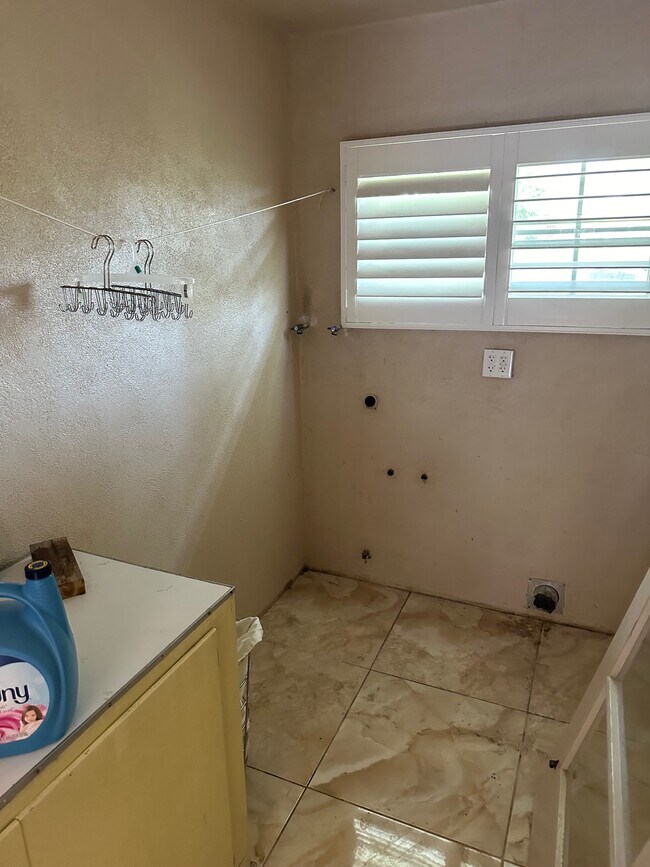 Building Photo - 1705 N Santa Anita Ave