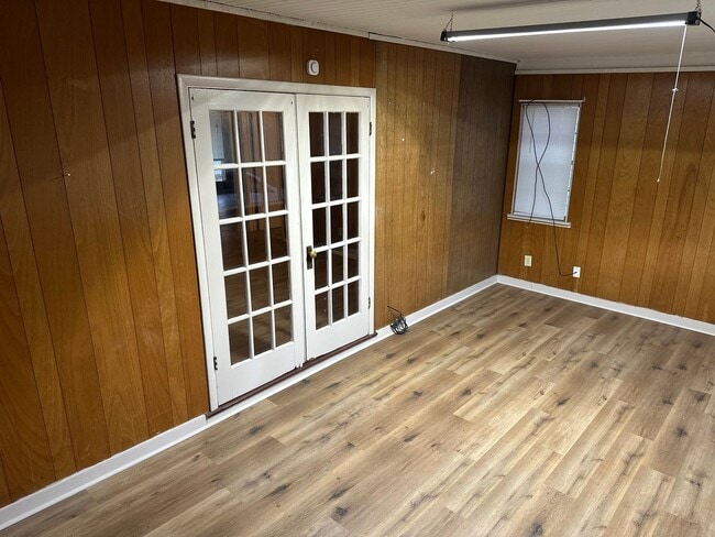 Building Photo - Available Now! 3-Bed, 1-Bath Home w/ Garage - Central Springdale, right next to Springdale High S...