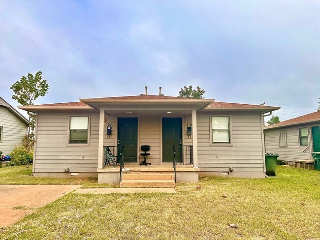 Primary Photo - Cute 2-Bed Home with Hardwood Floors and G...