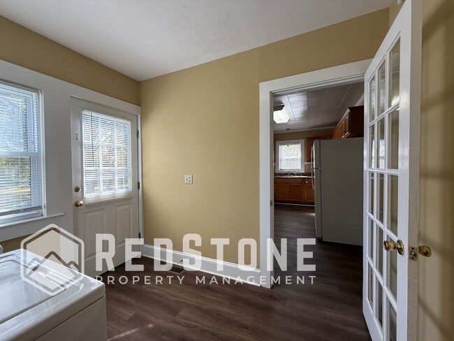 Building Photo - 927 E Haggard Ave