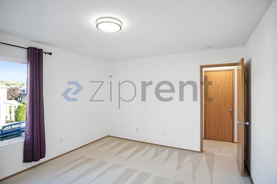 Building Photo - Unit