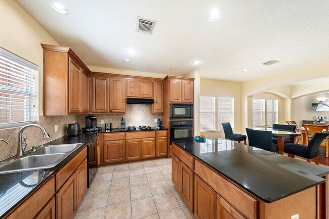 Building Photo - 7143 Laguna Villas