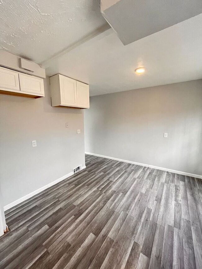 Building Photo - Charming 2-Bedroom Duplex Home / Pet-Frien...