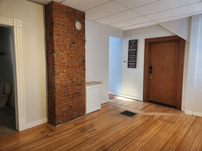 Building Photo - XL 1 bed 1 bath apartment downtown