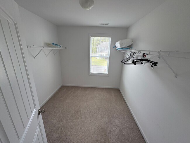 Building Photo - 3bd/2.5ba home with flexible Lease Length