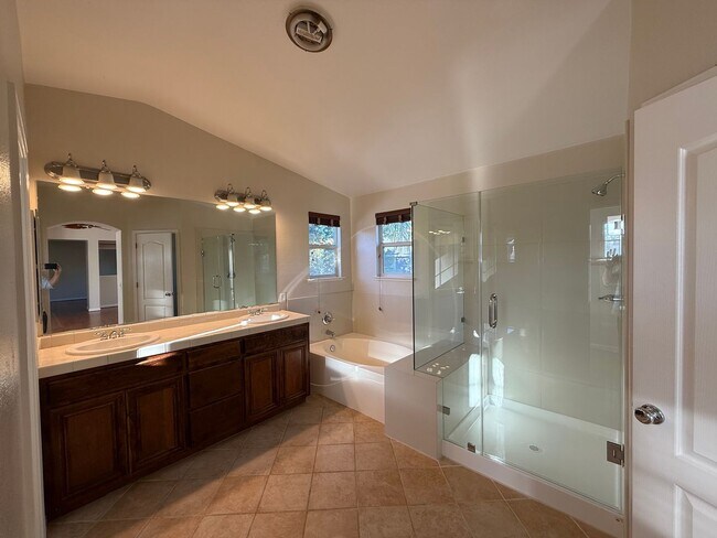 Building Photo - 5 bedrooms located in Redbridge Gated Community!