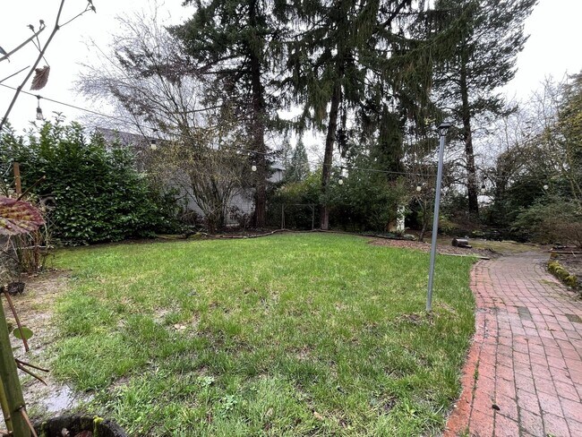 Building Photo - Vintage Urban Farmhouse 3 Bd 1 Bath home! Large bonus room & Balcony!  Surrounded by trees on lar...