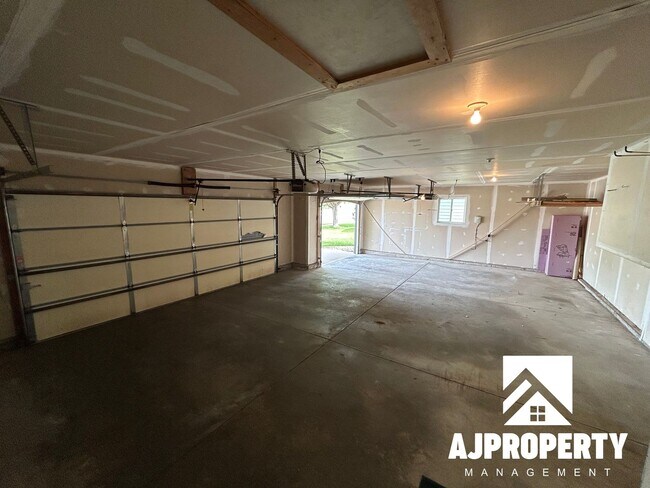 Building Photo - 4604 S Dunlap Ave