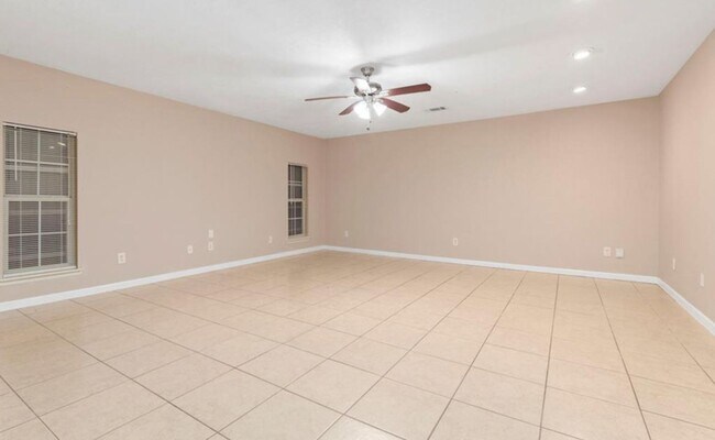 Building Photo - 4 Bedroom Home with 2 Bath and large back ...