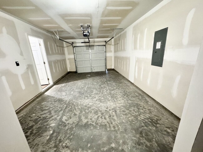 Building Photo - Seneca townhome - Price Just Reduced!