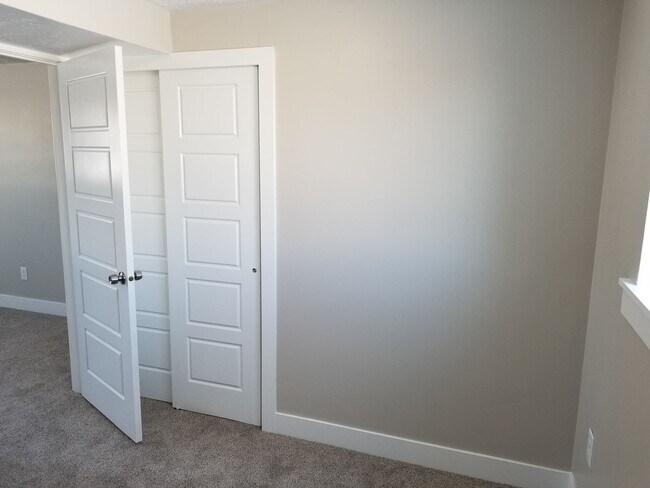 Building Photo - Spacious 5-Bedroom Magna Home with Deck and Ample Parking