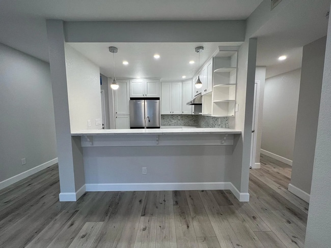 Building Photo - 1bed/1bath condo with patio.