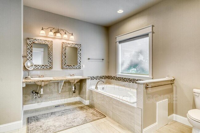 Building Photo - 1646 N Chaucer Way