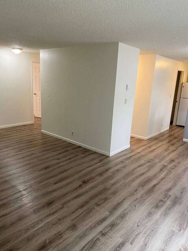 Building Photo - (905) Draper Arms Apartments - 2 Bedroom /...