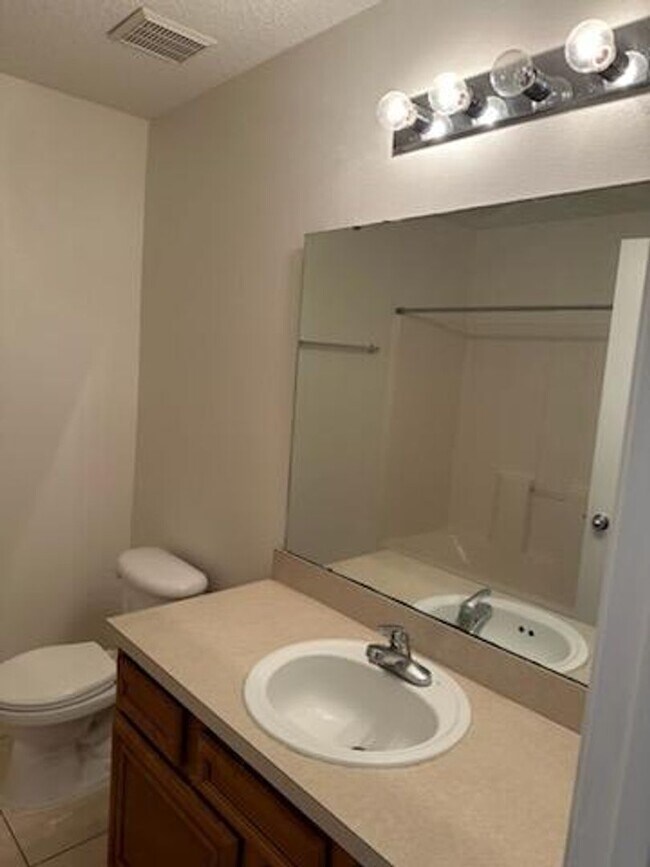 Building Photo - 6880 Skaff Ave