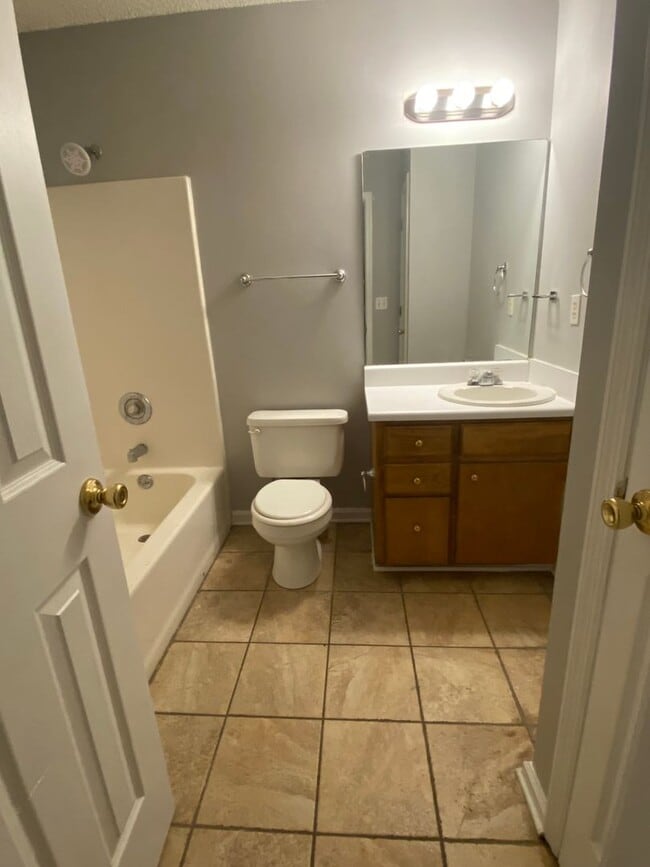 Building Photo - 2Bedroom 2bath - $875 monthly