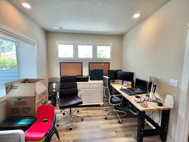 Building Photo - Beautiful 5 Bed House in North Fort Collins!