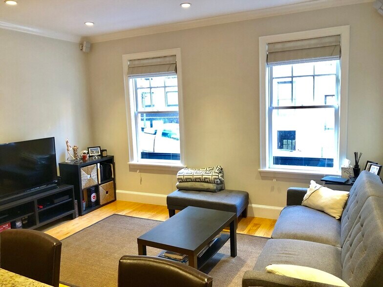 Building Photo - 24 Anderson St