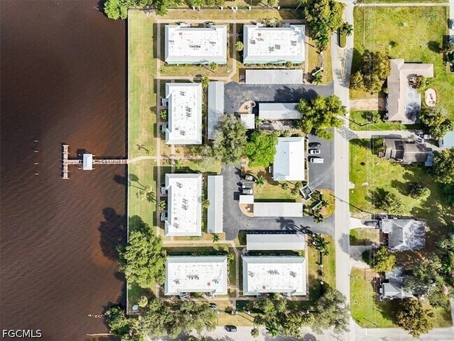 Building Photo - 3225 E Riverside Dr