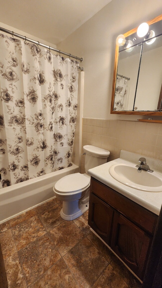 Building Photo - 3 Bedroom Duplex with Attached Garage & La...