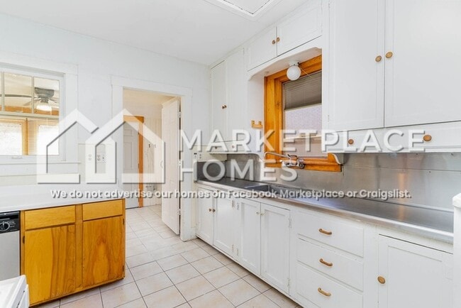 Building Photo - 312 Maple St