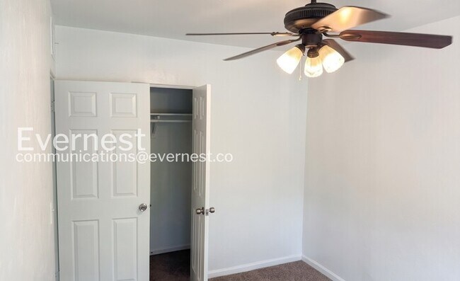 Building Photo - Spacious Town Home with All Essential Amenities | Pet Friendly