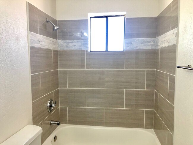Building Photo - Cute 3 Bedroom Home near Hualapai Mt. School.