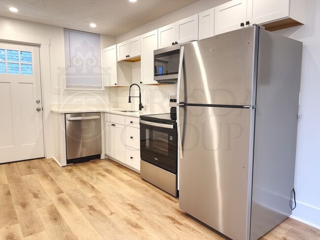 Building Photo - Avail Sept 1: 2BR Apt in Beechview, South Hills.  BEAUTIFUL design, Laminate Floors, AC, Pets OK,...