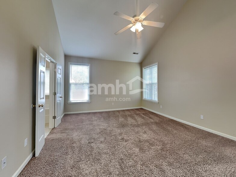 Building Photo - 331 Surrywood Dr