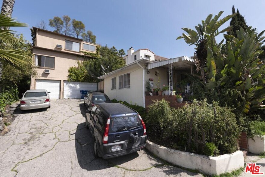 Building Photo - 3043 Hollycrest Dr