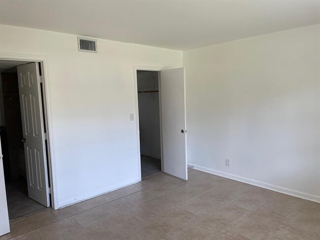 Building Photo - 140 NE 19th Ct