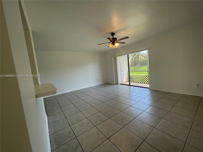 Building Photo - 10389 N Kendall Dr