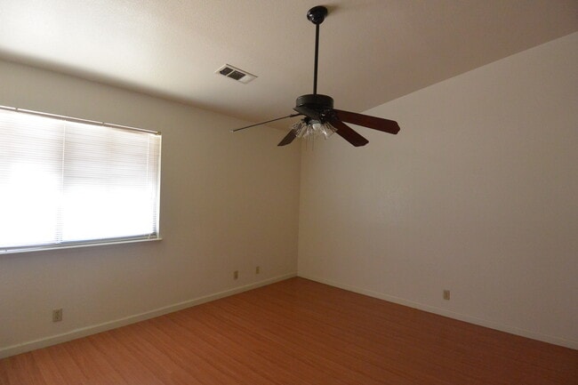 Building Photo - Nice home in Northwest Tulare neighborhood near schools