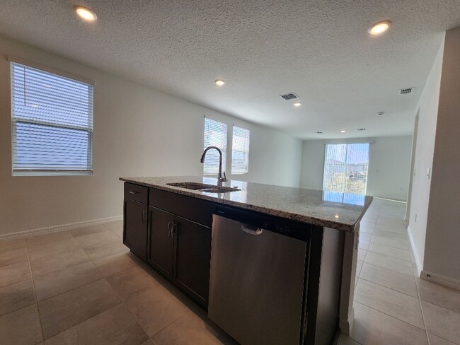 Building Photo - LIKE NEW!!! 4-Bedroom, 2-Bathroom in Villamar/Winter Haven