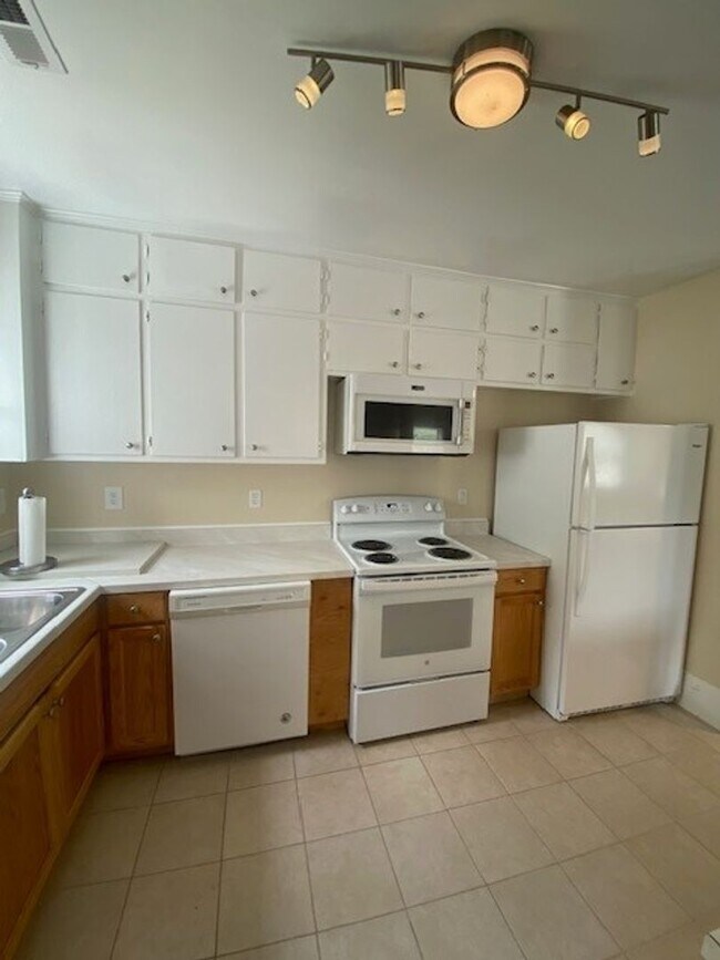 Building Photo - Introducing a charming 2-bedroom, 2-bathro...