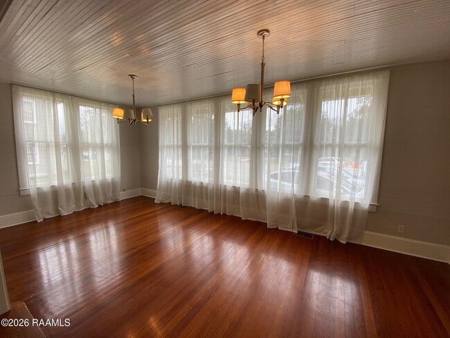 Building Photo - 215 Versailles Blvd