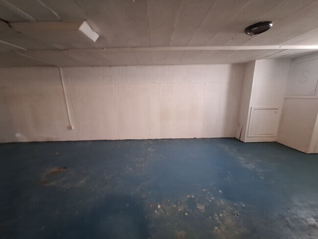 Building Photo - Come see your new home!