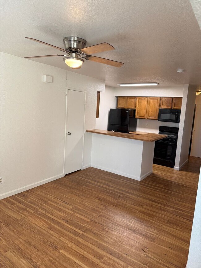 Building Photo - 2 bed 1 bath downstairs unit with great views of the city.