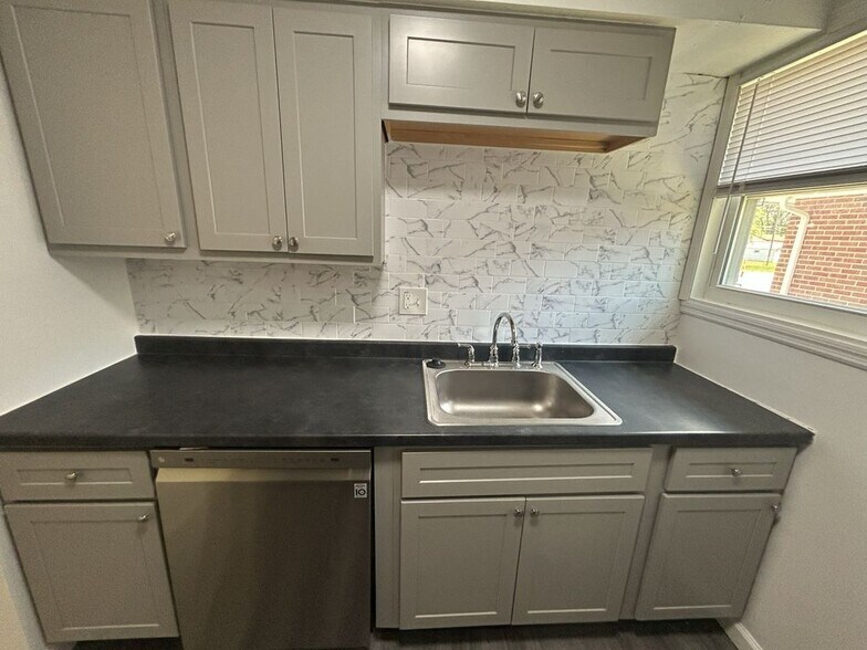 Building Photo - 10748 Tropic Dr