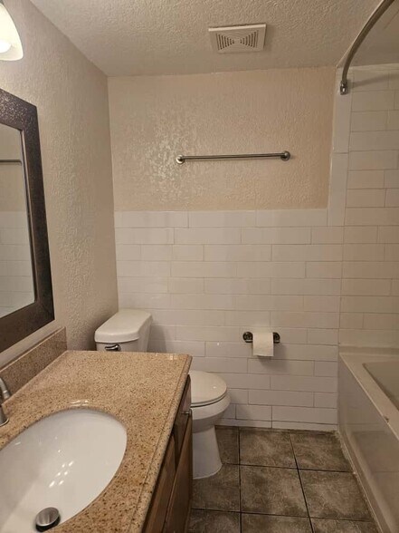 Building Photo - 4414 N Clark Ave