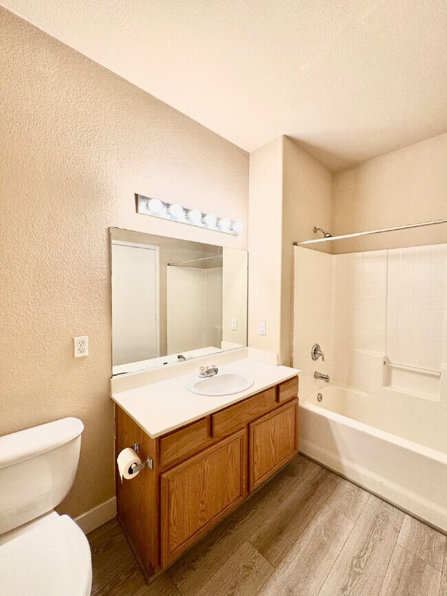 Building Photo - Beautifully Updated Downstairs 3-Bedroom, ...